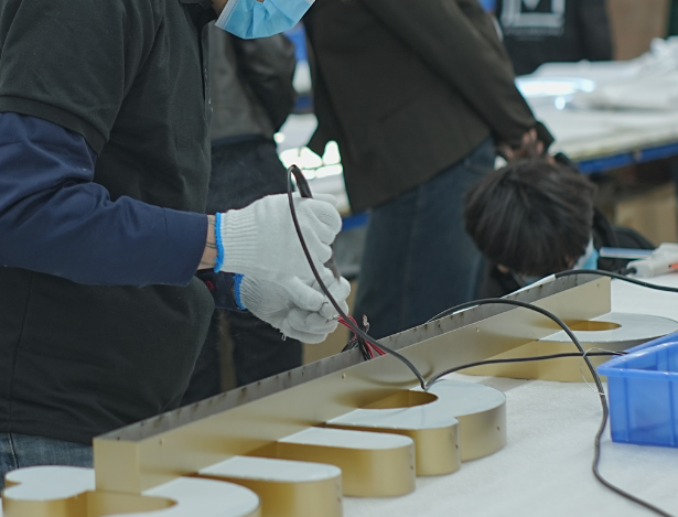 Ladonna Logo - Découvrez nos enseignes haut de gamme