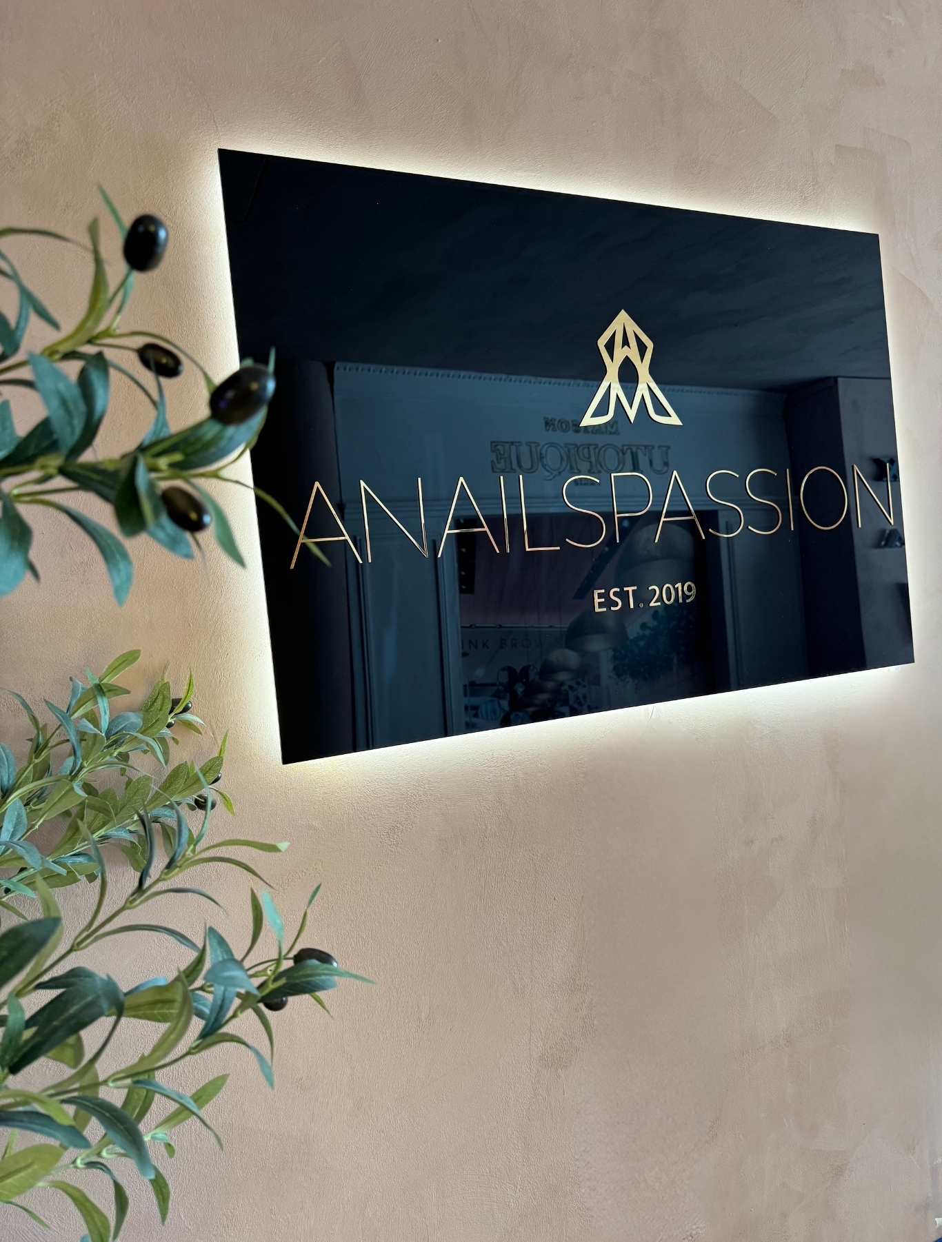 1 PLAQUE ENSEIGNE NOIR DORÉ INTERIEUR LADONNA LOGO