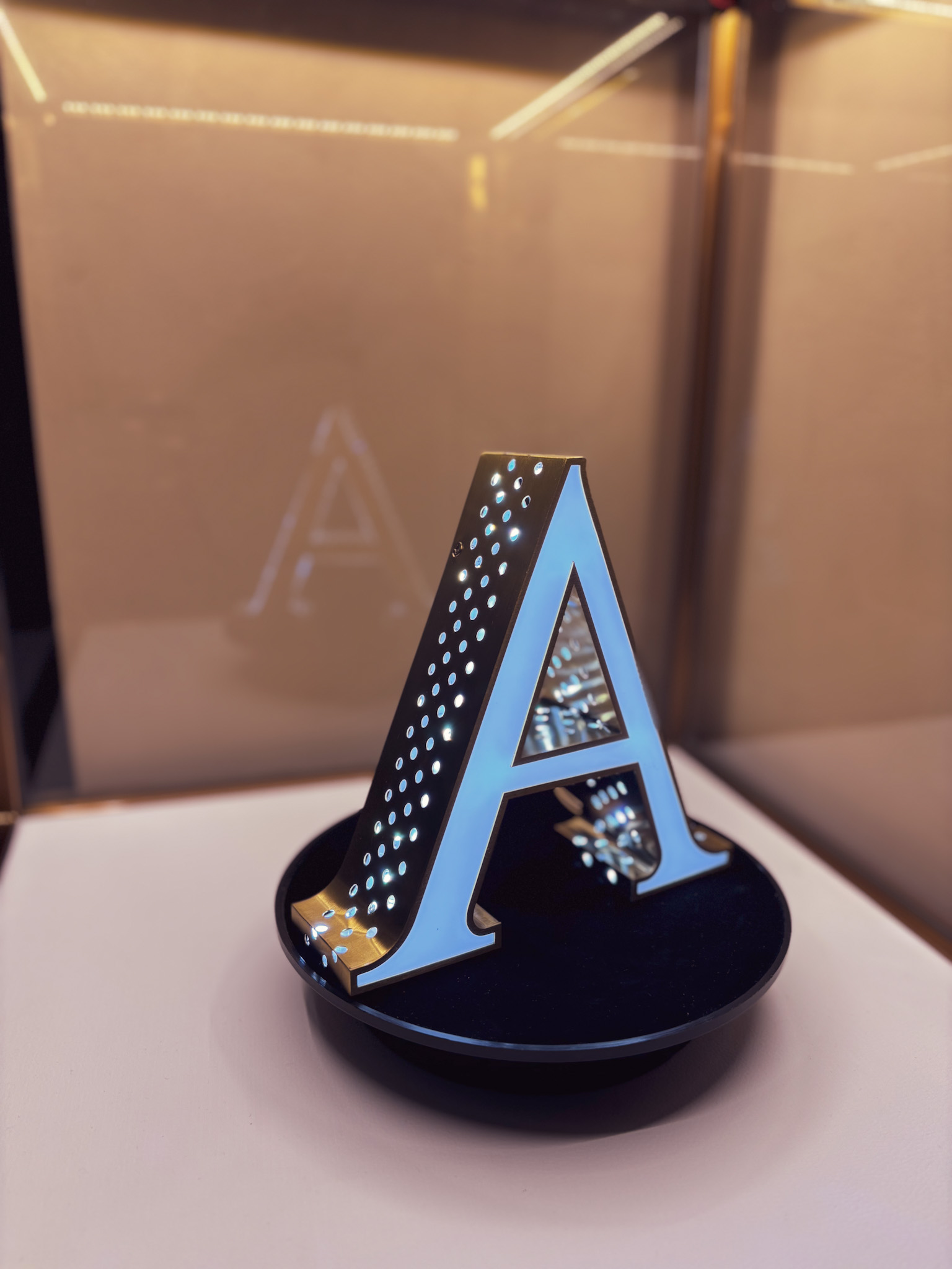 3 enseigne face lumineuse perforé sur les chants LADONNA LOGO