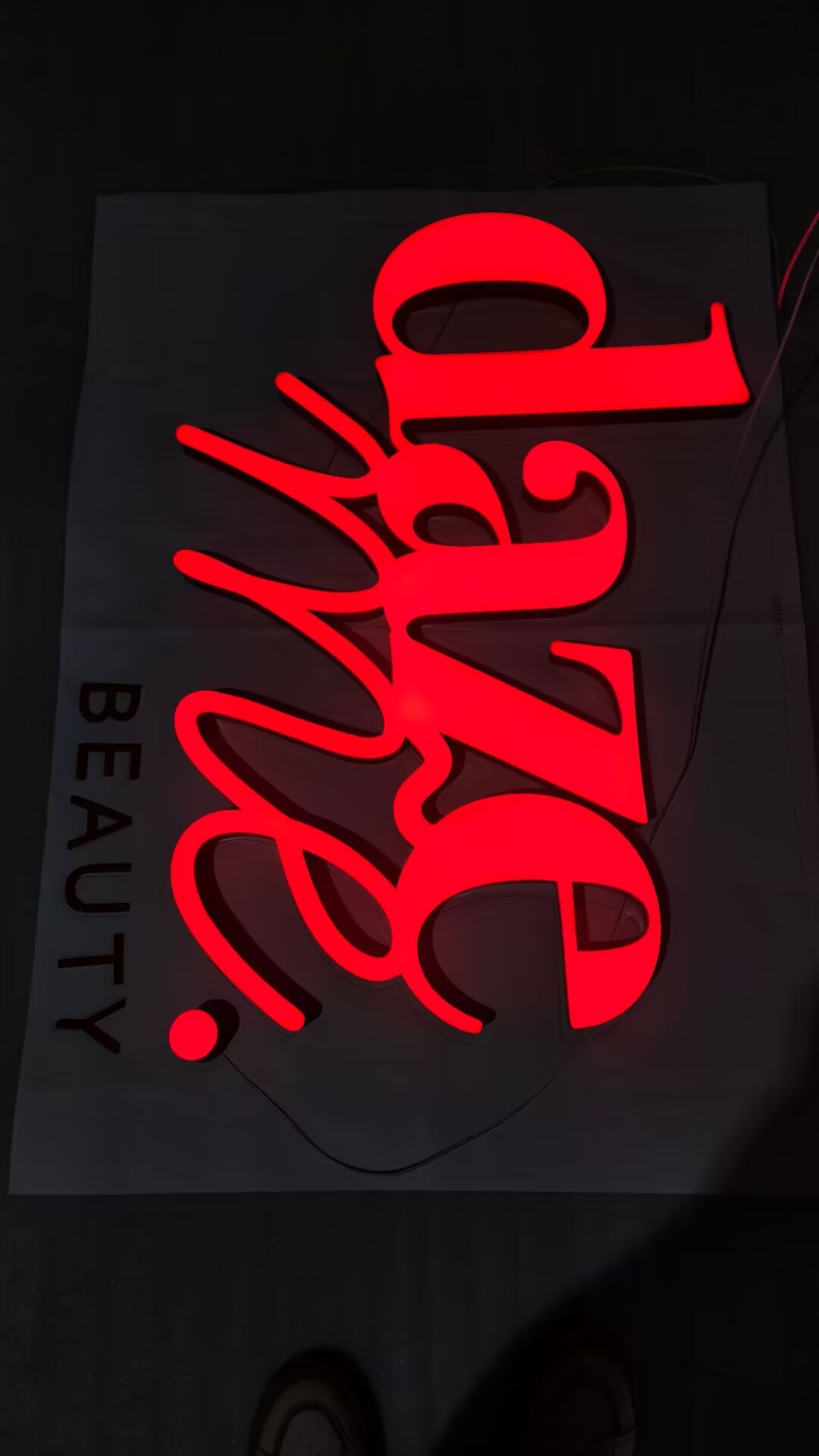 3 enseigne lumineux de face rouge ladonna logo