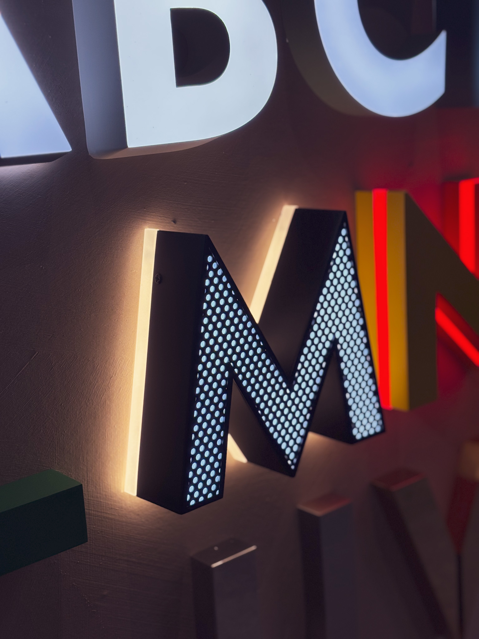 4 enseigne lumineuse de face perforée LADONNA LOGO