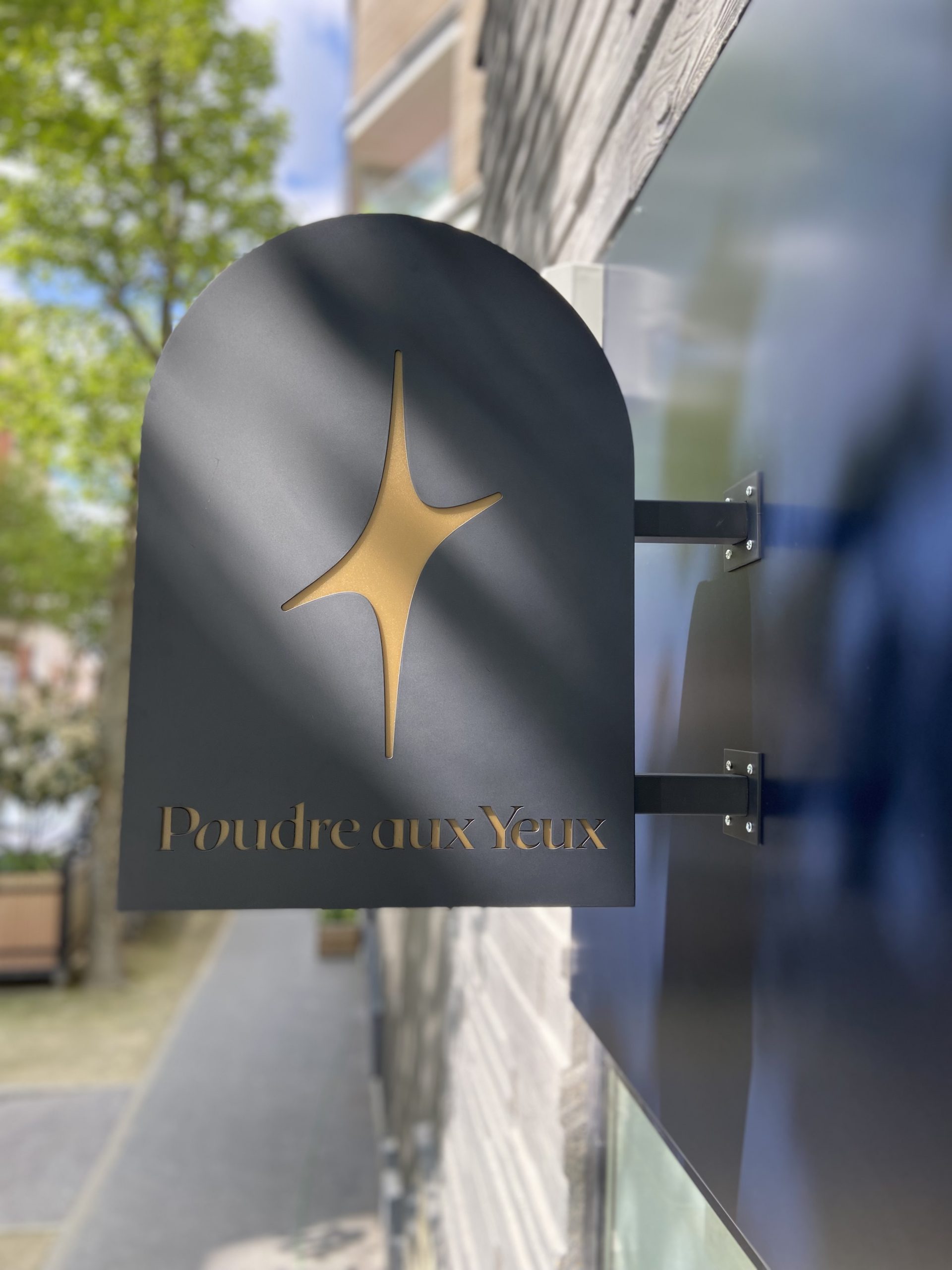 4. Drapeau_Ajouré_LadonnaLogo