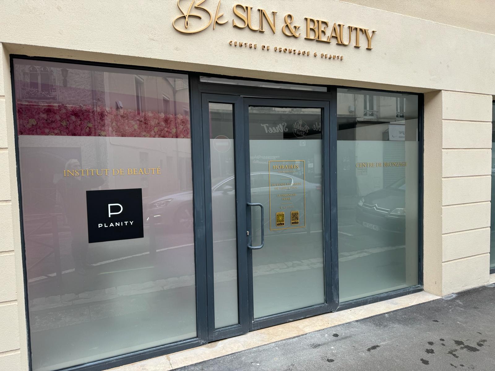 Habillage vitrine pour informer Ladonna Logo