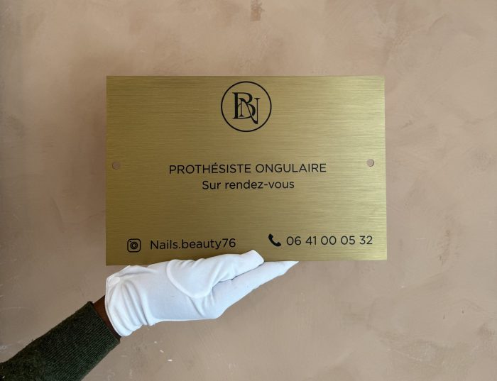 Plaque professionnelle avec logo à Paris et en Ile de France