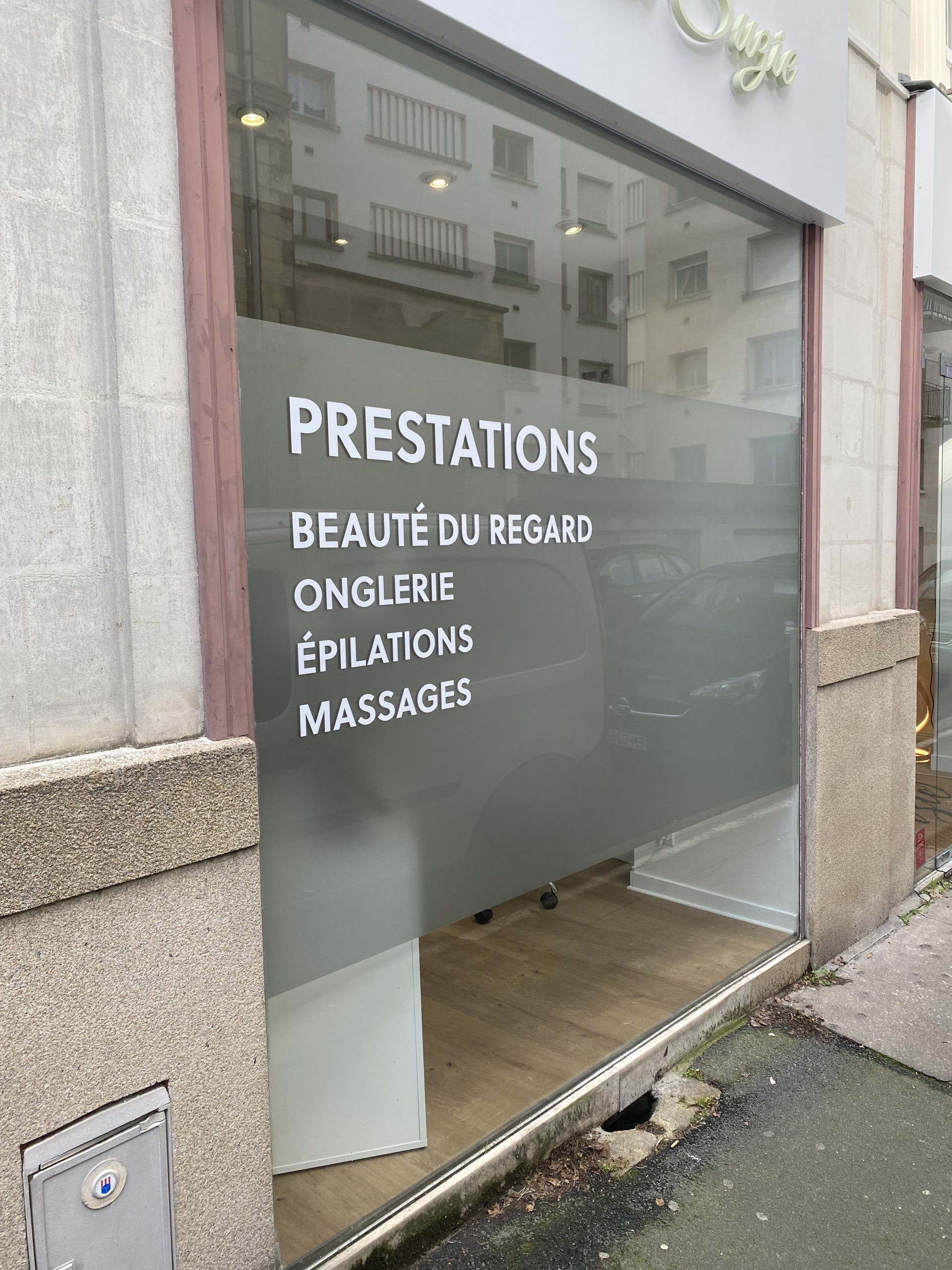 Vitrophanie prestations Ladonna Logo